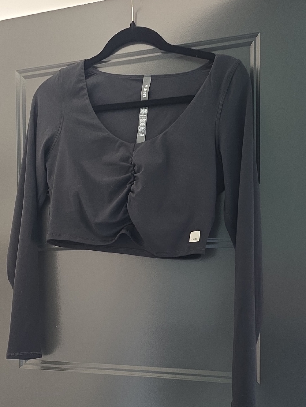 VUORI- New without Tags Black Long-Sleeve Ruched Crop Top
